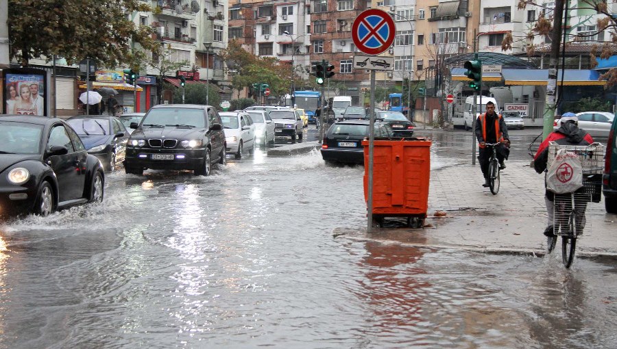 Reshjet e dendura te shiut, qarqet qe rrezikojne te permbyten